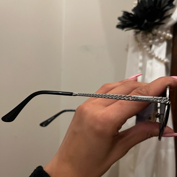 Guess sunglasses. Aviator style! - Picture 2 of 3